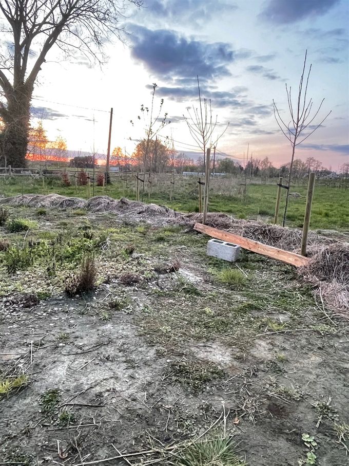 Voorbereidende werken voor omheining heemtuintje dd 16 april 2021