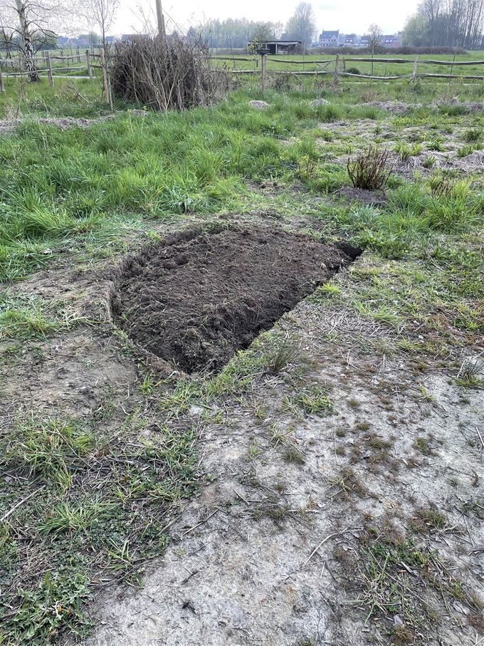 Het eerste bedje ligt klaar om enige geadopteerde aardbeiplantjes te herbergen dd 19 april 2021