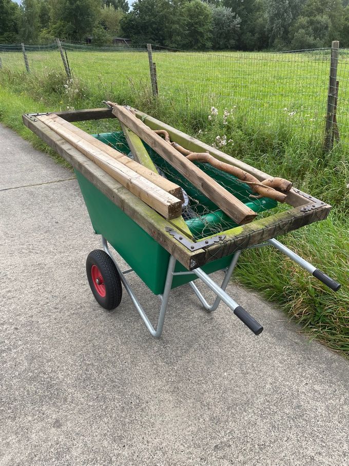 Met de kar wat recuperatiemateriaal halen...