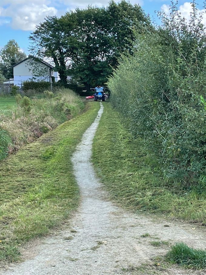 De Meidoornhaag is voor de eerste maal geschoren met de tractor...