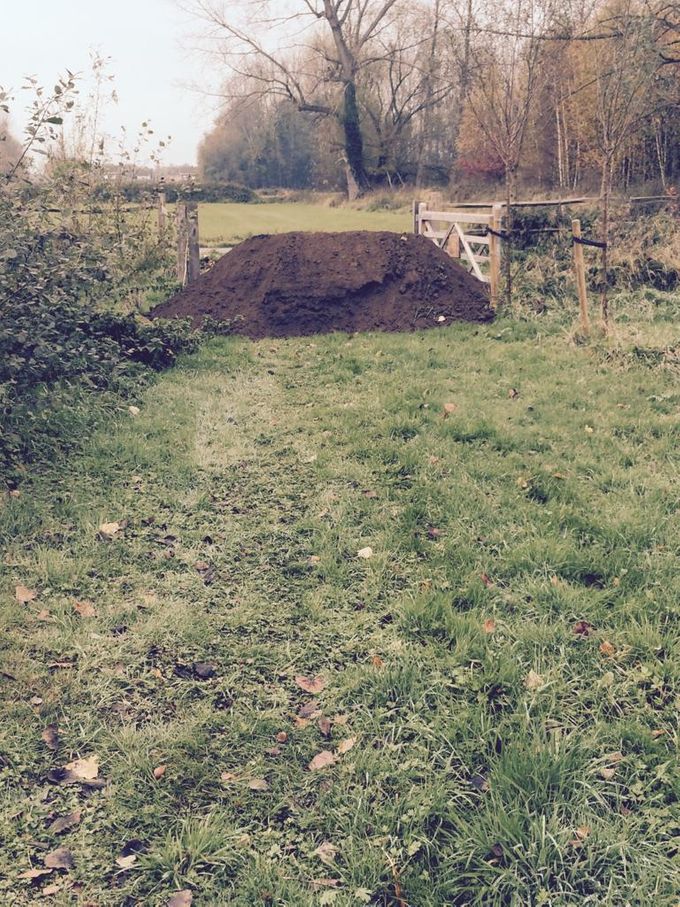 Zwarte grond ligt klaar voor boomplanting...