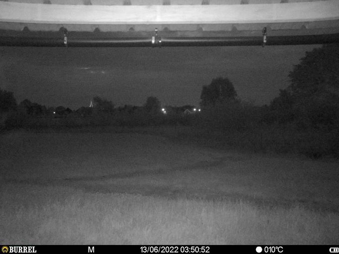 Gemaaide paadjes bij nacht met in de verte de verlichte kerktoren...