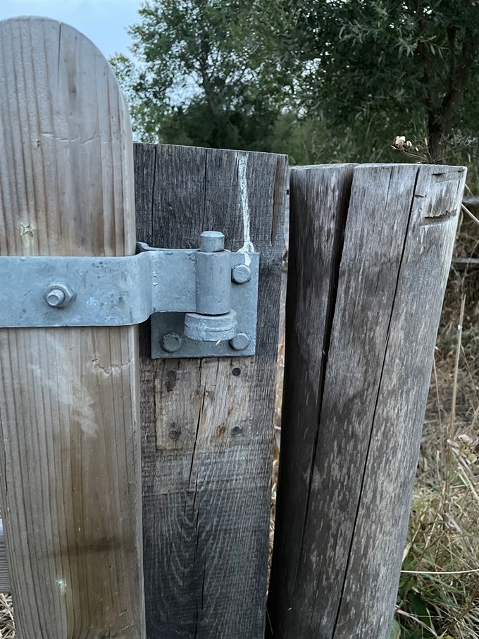 De poort is enkele maanden geleden 11 cm hoger gehangen om in februarie niet meer in het water te staan...